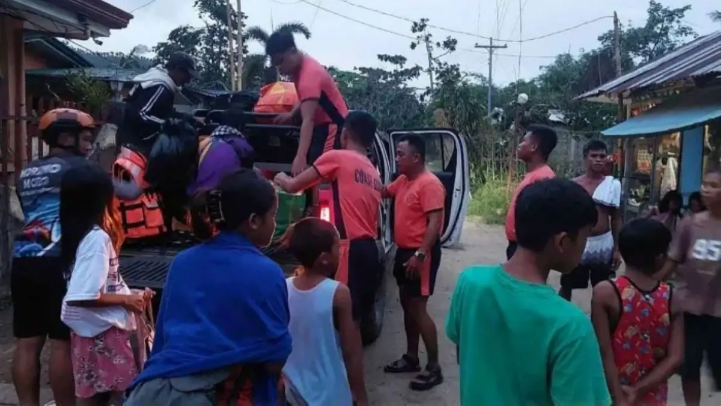 Philippines sơ tán 100.000 người do bão Fung-wong